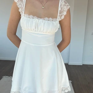 klänning med spets - aldrig använd! säljer denna fina klänningen för att den satt lite konstigt på mig som har breda axlar. skriv om ni har frågor 🤍 (bilden är lånad)