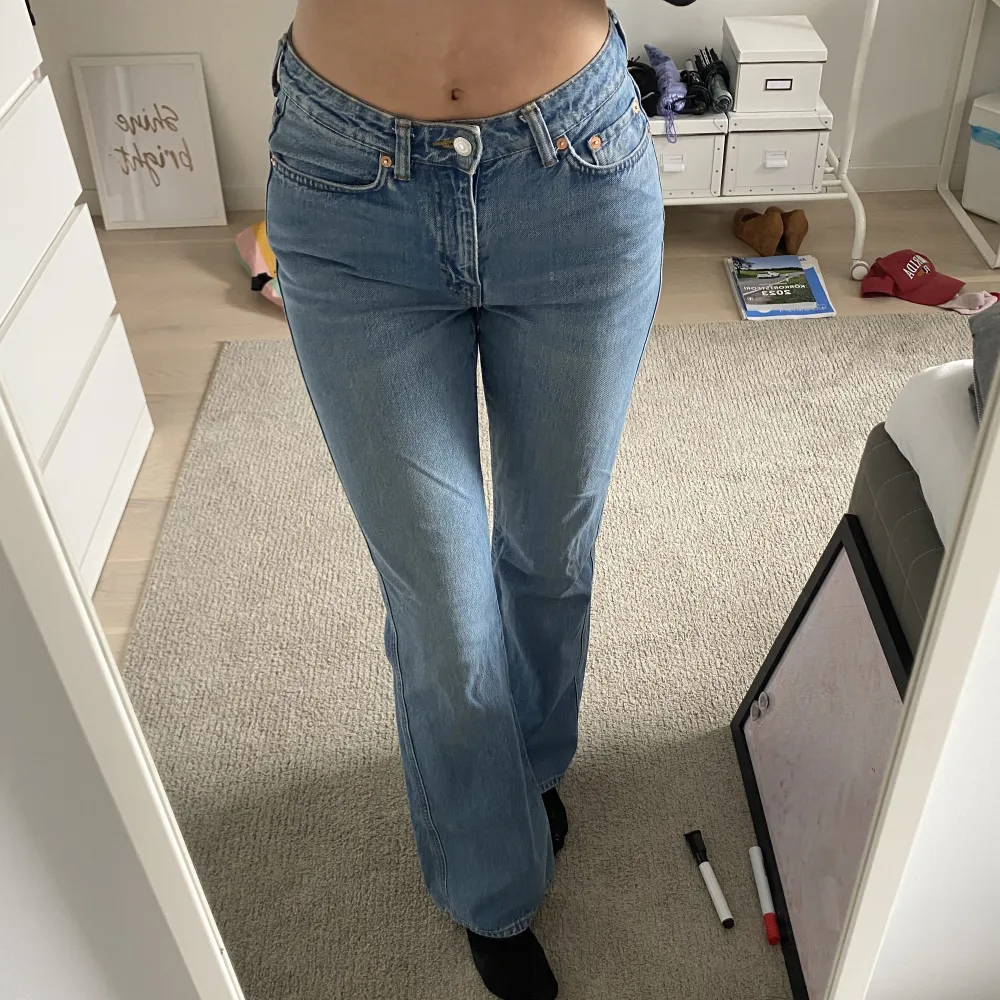 Mina favoritjeans som tyvärr börjar bli för små i midjan🥹 de är i modellen Sway från weekday som inte längre säljs! De är i storlek 27/34 och är perfekt i längden för mig som är 178❤️. Jeans & Byxor.