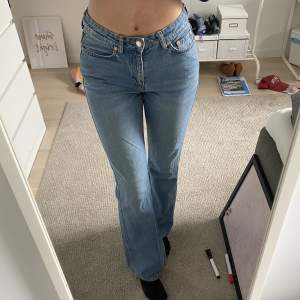 Mina favoritjeans som tyvärr börjar bli för små i midjan🥹 de är i modellen Sway från weekday som inte längre säljs! De är i storlek 27/34 och är perfekt i längden för mig som är 178❤️