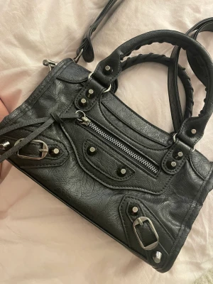 Väska - Säljer min super snygga väska som tyvärr inte kommer till användning pågrund av att jag har för många väskor. 💕