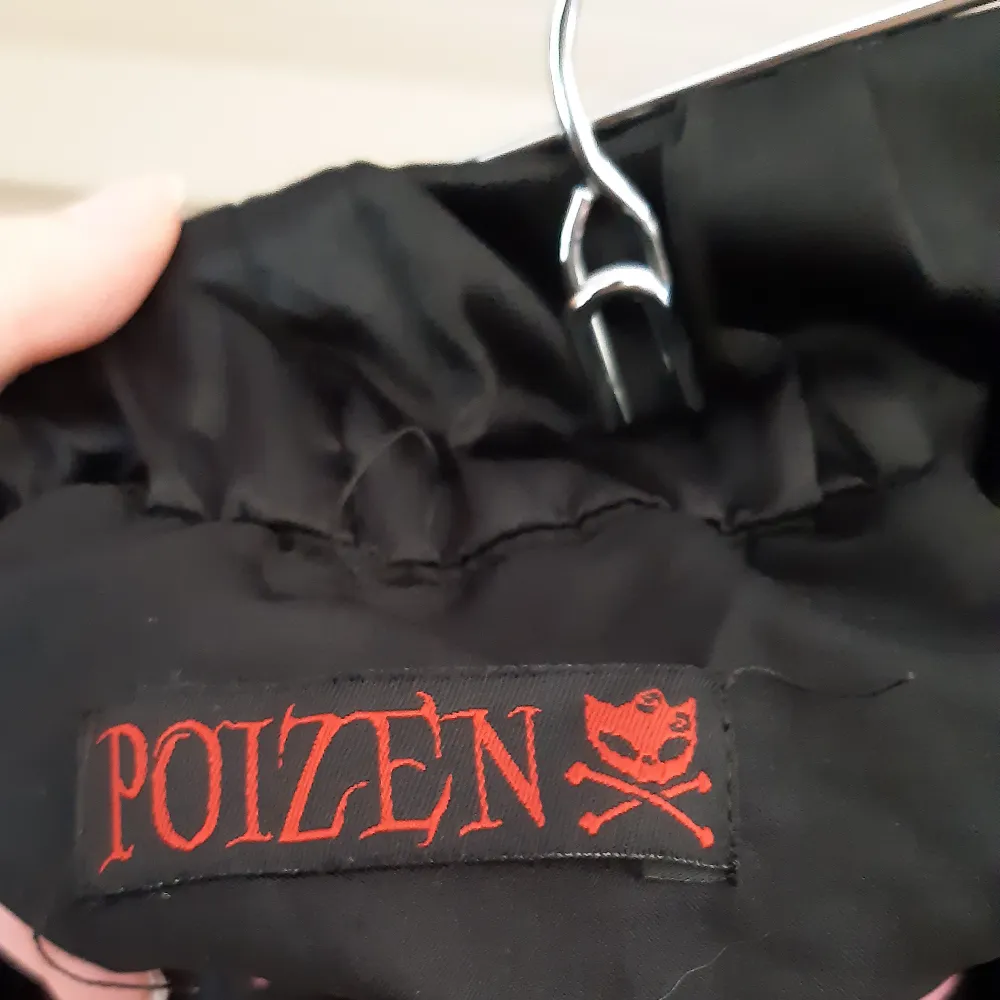 Kjol från Poizen Industries storlek One size, passar Small-Medium. Flera lager; ett svart, ett svart tyll samt ett med tryck. 4st broderafe detaljer. Sparsamt använd, dock ett par trådar som sticker ut på ett par ställen.. Hameet.