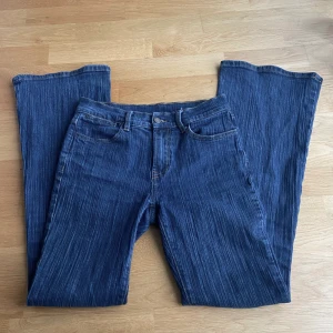 Melody 90’s jeans - säljer mina midwaist jeans från brandy då de inte kommer till användning längre! midjemått 74 & innerbenslängd 81 :)