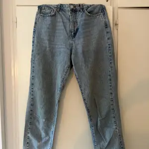 Ett par fina jeans ifrån ”Gina tricot” i modellen ”perfect jeans”, de har en ljus tvätt och är ”Mid Rise”. De är för korta för mig som är 178 cm lång.  (Köparen står för frakten)