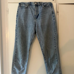 Jeans - Ett par fina jeans ifrån ”Gina tricot” i modellen ”perfect jeans”, de har en ljus tvätt och är ”Mid Rise”. De är för korta för mig som är 178 cm lång.  (Köparen står för frakten)