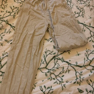 Linne byxor - Ett par linnebyxor med högmidja, resor och knapp o midjan. Aldrig använda endast legat i garderob därför skrynkliga. 