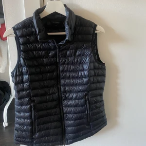 Väst - Everest väst utan luva , köpte den ny för 600kr och säljer den nu för 150kr då den är i nytt skick och knappt använd, ser ut som ny. Köparen står för frakt