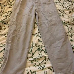 Ett par gråa baggy jeans från hm. Aldrig använda har endast legat i garderoben därför skrynkliga. Högmidjade. 