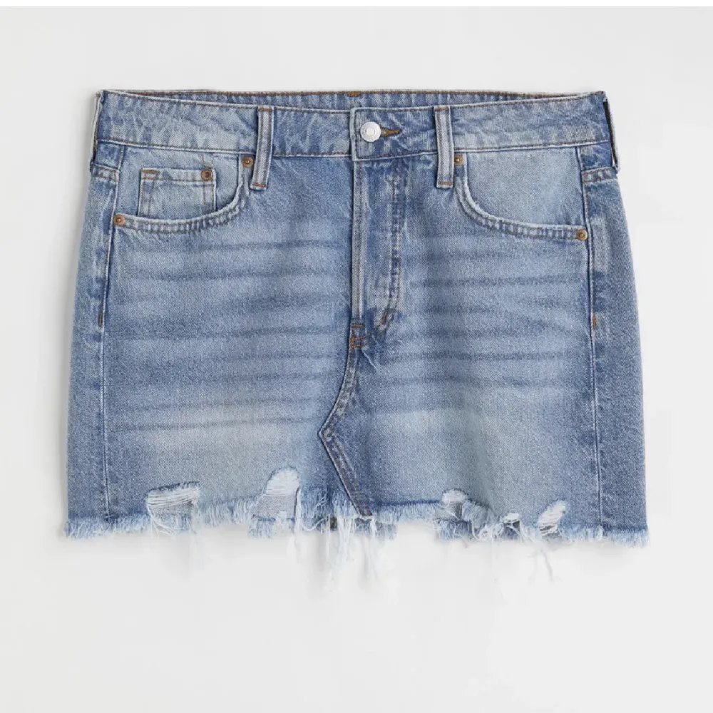 suuuupersnygg low waisted jeanskjol från h&m🥰💛👏🏼 storlek s. 150 kr+ frakt, pris kan diskuteras! obs inte samma kjol på första bilden💞💞. Kjolar.