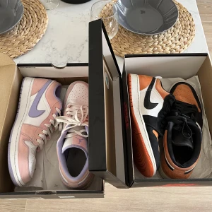 Jordan 1 shattered bb’s & Arctic Punch - Säljer 2 par jordans  Jordan 1 low shattered backboard 45,5 Jordan 1 low Arctic Punch 46  Båda skorna är använda Max 4 gånger   Kvitto finns ej   350 (per par)  599 för båda 