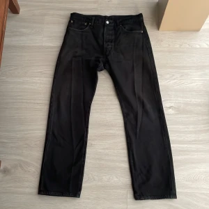 Svarta Levis 501 33/30 - Hyfsat bra skick 