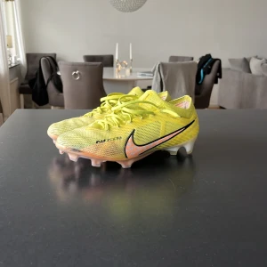 Nike Air Zoom Mercurial Vapor 15  - Säljer nu mina fotbollskor för att jag har köpt nya, Använda i ca 2 månader. Kom privat för fler bilder