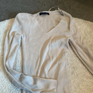 Stickad tröja  - En stickad tröja strök s i fint skick 