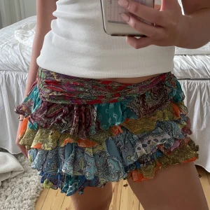 Mönstrad kjol Zara - HELT NY Mönstrad kjol köpt på Zara förra året. Slutsåld💕 dragkedja på sidan. Nypris 699 (tredje bild) mitt pris: 499