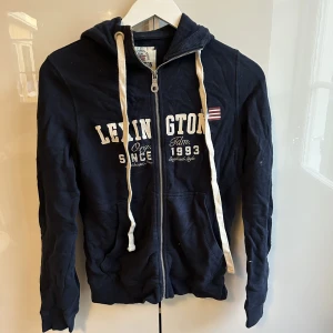 Lexington hoodie - En lexington hoodie som är för liten. Sällan använt så är i bra skick. Storlek XS