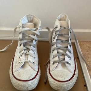 Vita converse storlek 37 inte använt många gånger, men ena skosnöret är missfärgat/annvänt.