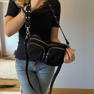 Handväska  - Köpt för lägesedan, använd del men fortfarande väldigt bra skick.  Inga synliga defekter. Pris kan diskuteras. Man får men två olika band för väskan, går att byta band och ha båda samtidigt. 