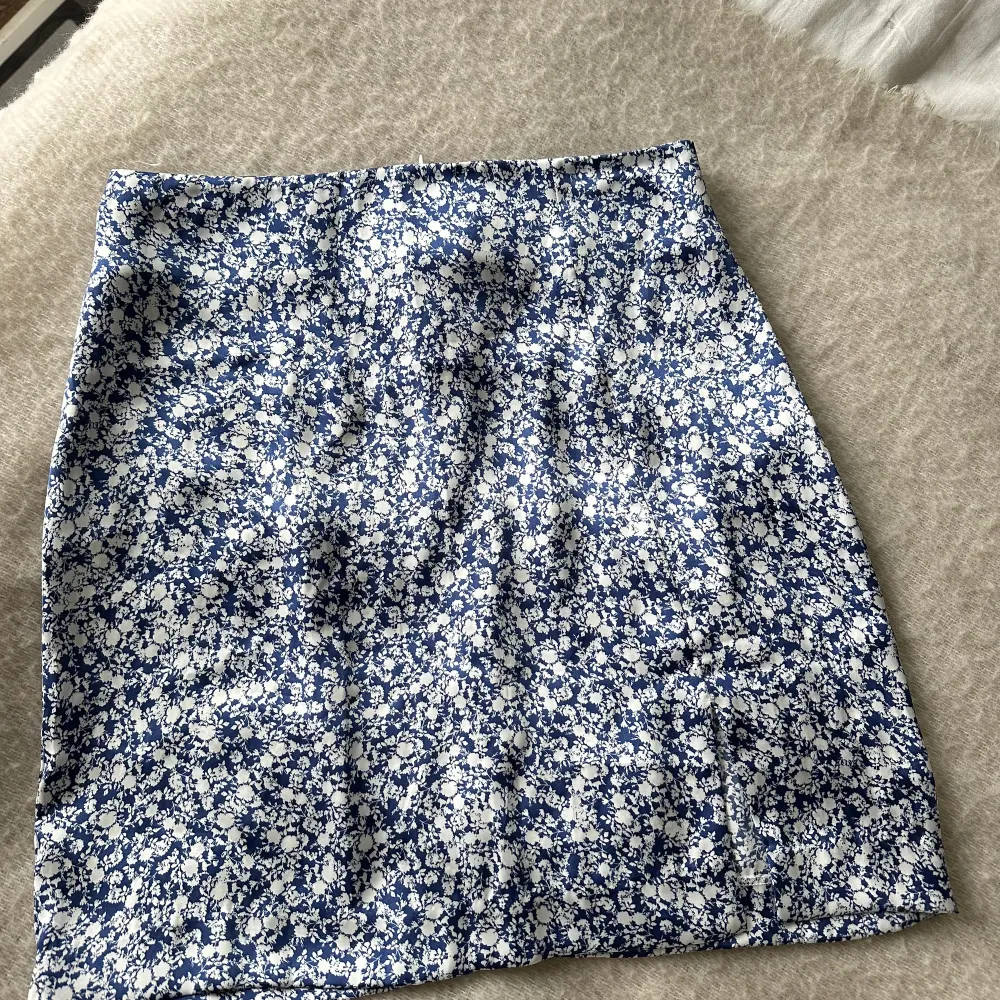 Jag säljer två av denna kjolen, ena är i storlek S och den andra i storlek xs. Den är kort och har en liten slits nertill. Materialet är i polyester. . Kjolar.
