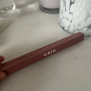 Caia läppenna - Säljer en helt oanvänd läppenna från Caia i färgen Socal🩷 Nypris 145kr 