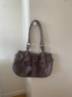 vintage väska - fin väska köpt secondhand, hör av dig vid frågor om exakt storlek osv💗