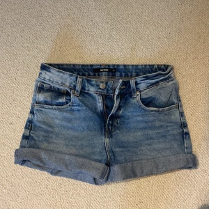 Jeansshorts - Lågmidjade nästan aldrig använda🙏🏾 går att vika ner om man vill ha de längre!