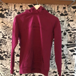 Peak performance hoodie - Peak performance hoodie i bra skick. På den sista bilden så finns det ett hål det är inte så stort
