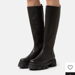 Steve Madden ’Mana’ 40 - Säljer mina snygga Steve Madden stövlar i modellen ’Mana’ i mycket bra skick! Perfekta till hösten, passar till alla tillfällen🍂✨ Strl 40.  Nypris: 2299kr Säljes för 900kr   Finns i Karlstad att hämta alternativt skickas mot fraktkostnad.