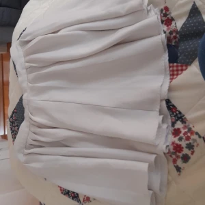 Kjol - En vit kjol i stl L, liten i stl.