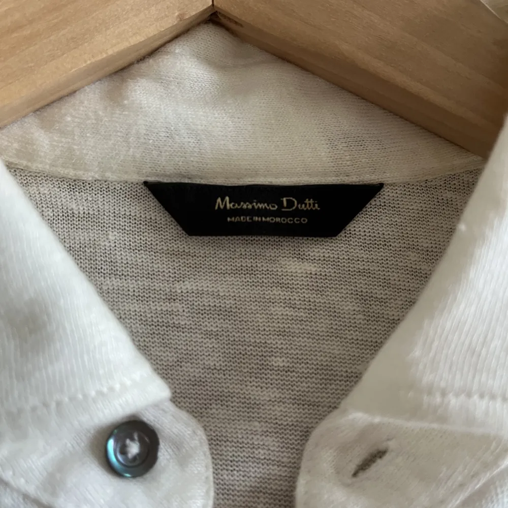 Vit piké från Massimo Dutti tillverkat i 100% linne. Strlk S. Små fläckar se bild -> . T-shirts.