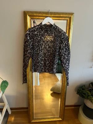 Leopardtopp - En transparent leopardtopp i jättegott skick. 
