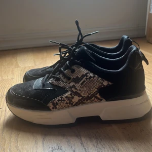 Skor - Skitsnygga skor! Använt tre gånger. Kostar 1200kr i butiken