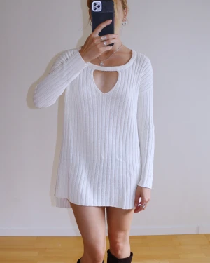 Knitted dress - Very good condition, no stains or holes. 50/50 cotton/acryl material. Size on the label XS but fits like “one size” because it stretches and has a loose fit. 