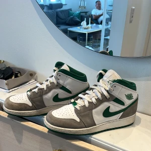Jordan 1 mid  - Jag säljer mina Jordan 1 mid för dom är lite stora och kommer inte till användning, ja köpte dom från restocks för cr 2000 och ja säljer för 900kr, storlek 40, skriv om du är intresserad 