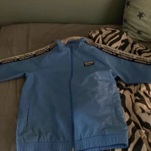 Adidas zip tröja - Säljer denna tröja