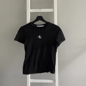 CK t - shirt  - Calvin Klein t - shirt. Använd fåtal gånger och i bra skick. Läs min bio !