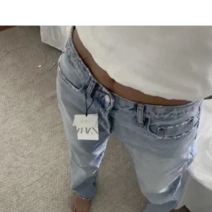 Zara mid Rise jeans - Zara jeans, lånade bilder har sprättat upp mina där nere så de är ca 3 cm längre 💕💕💕💕