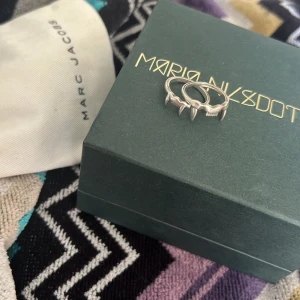 Maria Nilsdotter ring  - Säljer min absoluta favorit ringar från Maria Nilsdotter i modellen ”Jaw uppe ring” och modellen ”jaw lower ring” storlek 16. Ogrinal pris 3290.