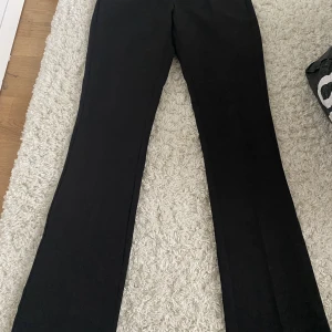 Kostym byxor - Mid waste kostymbyxor med lite boothcut