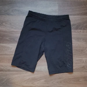 Kompressionstight / Cykelbyxa  - Ett par OTP compression tights. Väl använda, gillar de mycket, men har tyvärr blivit försmå för mig.