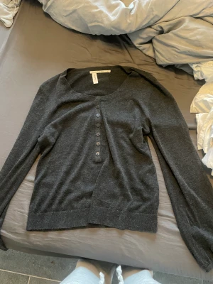 Kashmir tröja - Säljer denna gulliga tröja som jag köpte secondhand men aldrig använd, den har inga defekter och är super gullig och skön! STRL XL MEN SAMMA SOM S!!!!!