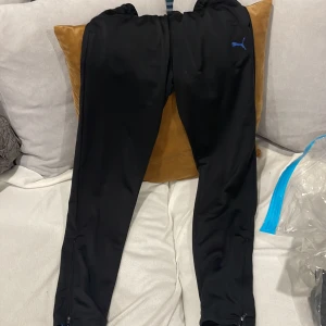 Puma tränings byxor  - Ordinarie pris 500kr säljs för 300kr 