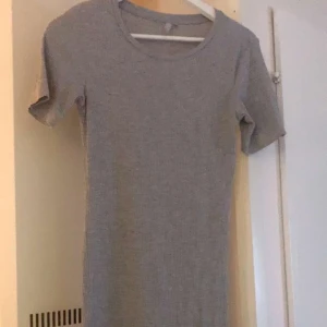 Klänning - Basic skön klänning! Slutar nedanför knänen! Storlek m men skulle säga att den passar s också🩵