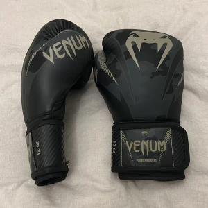 Venom boxningshandskar  - Ett par venum boxningshandskar utan några större skador. Har inte använt dom så mycket och dom är i ett bra skick. 