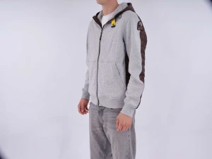 Parajumper Cardigan - Parajumper Cardigan i grå och grön. Storlek: L. Skick: Oanvänd. Lapparna och tagsen sitter kvar. Äkthet garanteras. Limited Edition. Nypris: 3000kr. Mitt pris: 1795kr. 