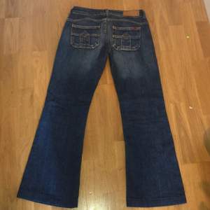 Ett par lågmidjade bootcut jeans. Super fint skick och är typ helt oanvända. 100 + 70 kr frakt. Skriv för mer info och bilder💘