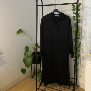 Skjortklänning  - Säljer denna jättefina skjortklänning från Weekday i silke. 