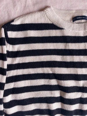 Stickad tröja, Zara  - Stickad tröja, halvcroppad.  Strl S
