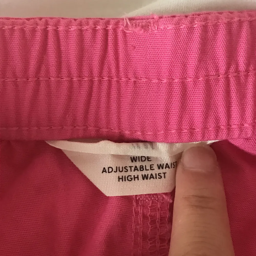 Jätte fina rosa cargos💘 skrynklig för har varit vikt i garderoben sen början av detta året. Använt 1 gång💘 säljer för att jag har nytta stil.. Jeans & Byxor.