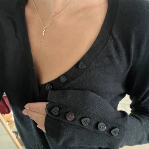 Topp - Så fin och långärmad tröja, hjärtknappar som gör den unik🤍