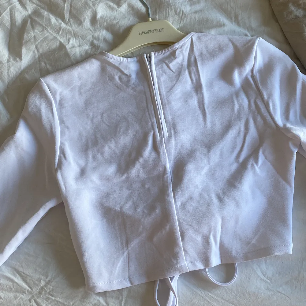 En fin vit tröja ifrån H&M i storlek S sitter fint på, dragkedja i ryggen, använd få gånger . Toppar.
