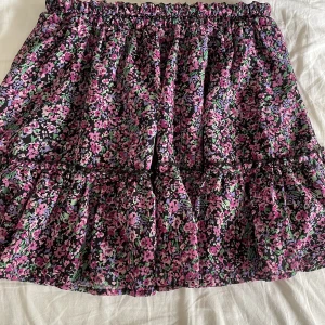 Mönstrad kjol - Fin mönstrad kjol som jag köpte för två år sedan, använd fåtal gånger.❤️